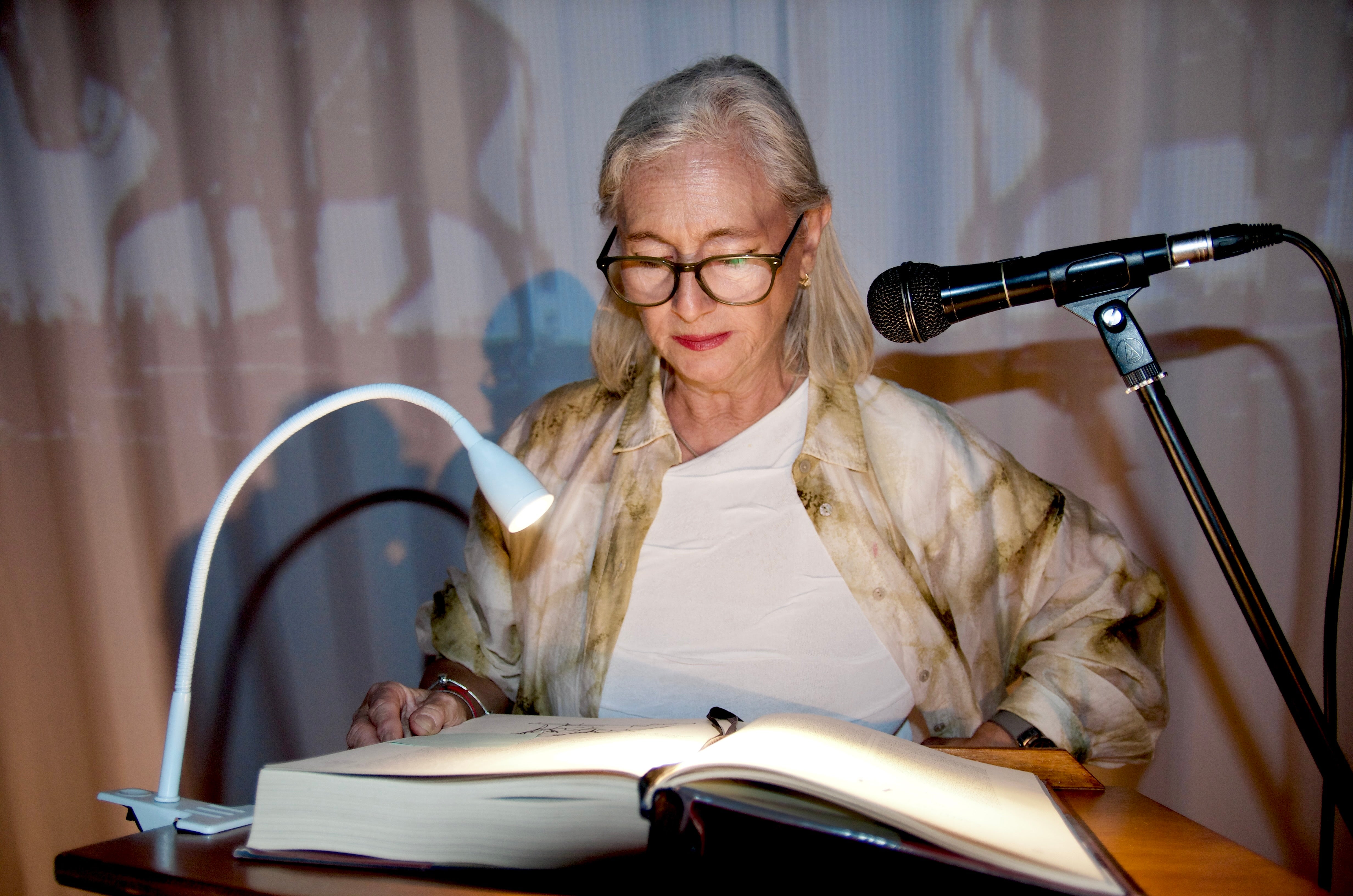 Huétor Vega lee 'El Quijote' en el Centro Huerta Cercada