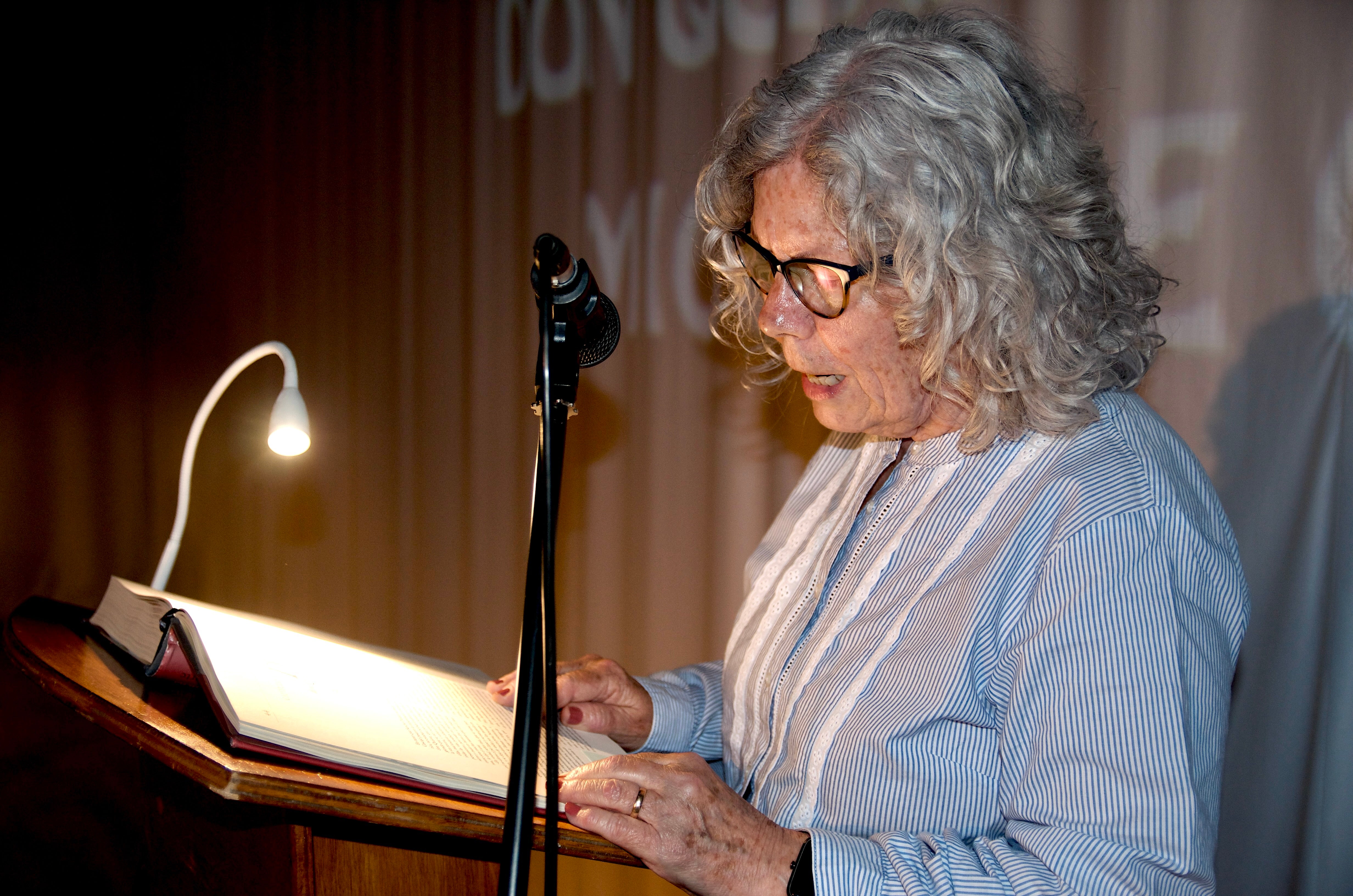 Huétor Vega lee 'El Quijote' en el Centro Huerta Cercada