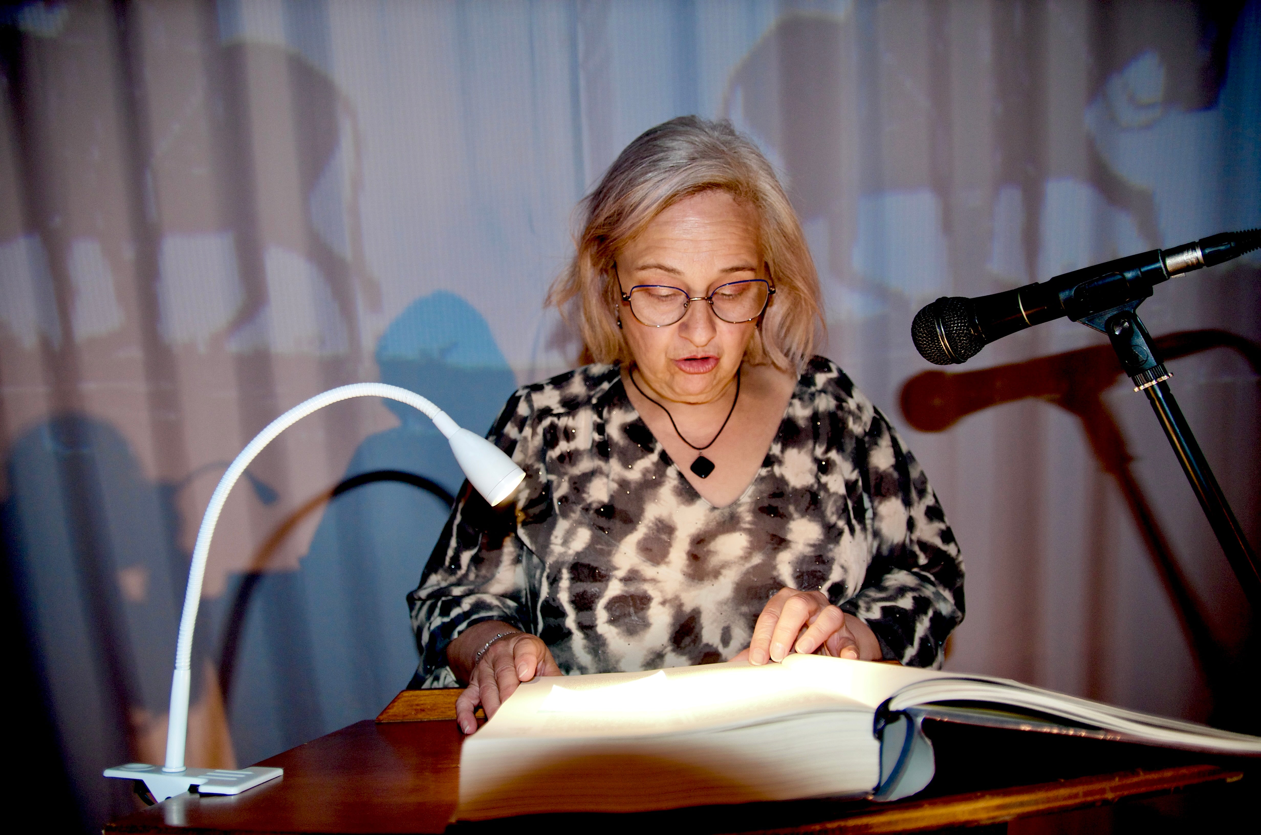 Huétor Vega lee 'El Quijote' en el Centro Huerta Cercada