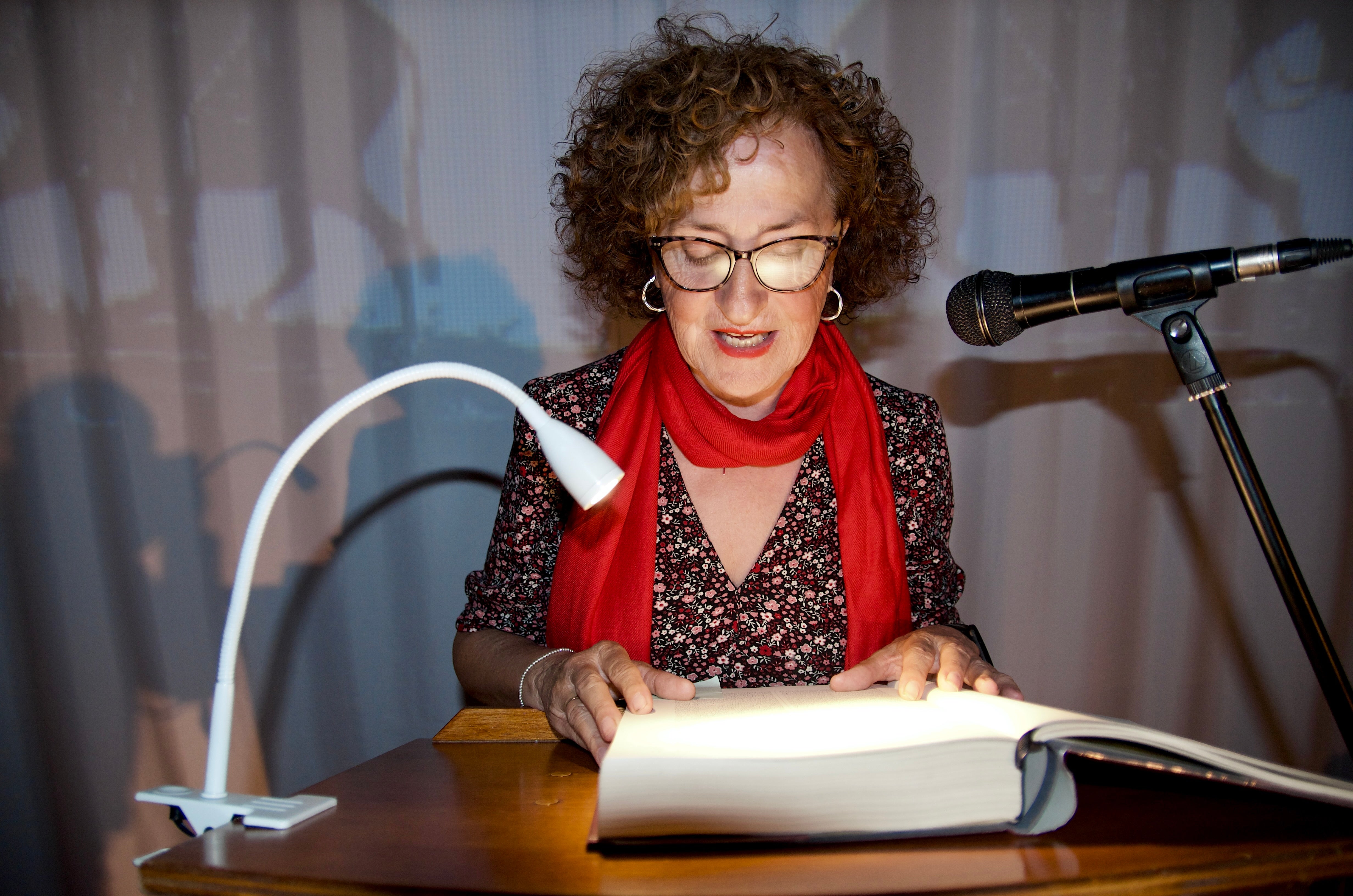 Huétor Vega lee 'El Quijote' en el Centro Huerta Cercada