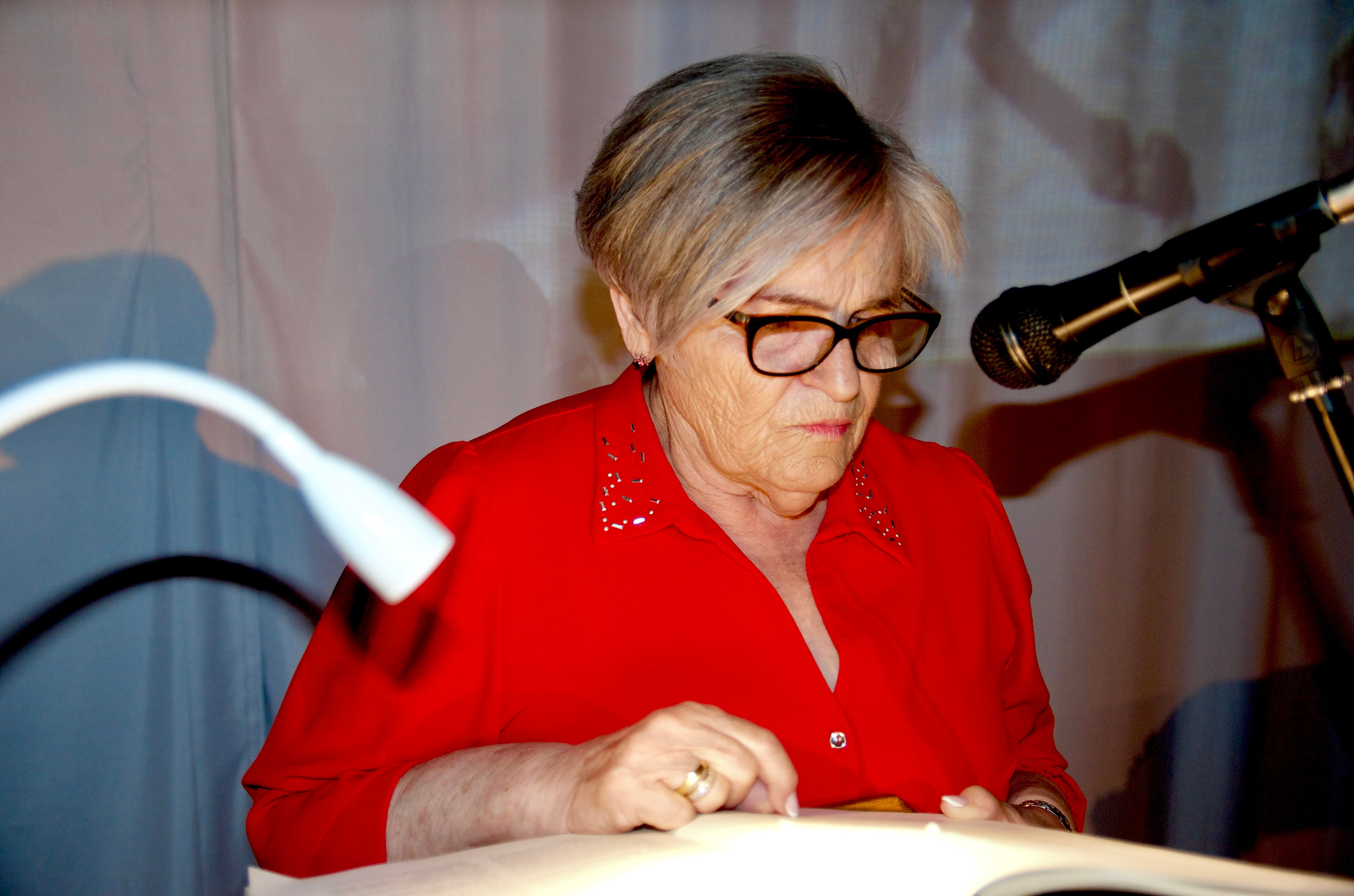 Huétor Vega lee 'El Quijote' en el Centro Huerta Cercada