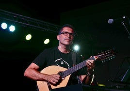 Óscar Musso, tocando en su pueblo, Huétor Vega.