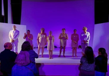 El elenco actoral de Amindra, recibiendo un largo aplauso este viernes por la noche al acabar la función.