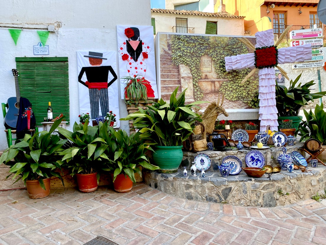 Huétor Vega saborea el ambiente de cruces
