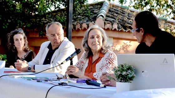 Olga Calvente, Mario del Paso, María Rosal y José Cabrera Martos, en la charla desarrollada en el escenario del Carmen de San Rafael.