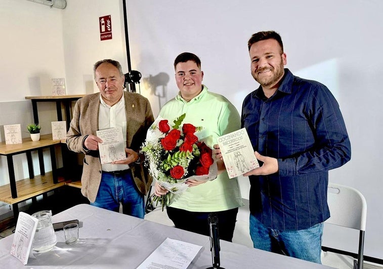El alcalde y el concejal de Juventud de Huétor Vega, con Manuel Ruano Díez en la presentación del volumen.