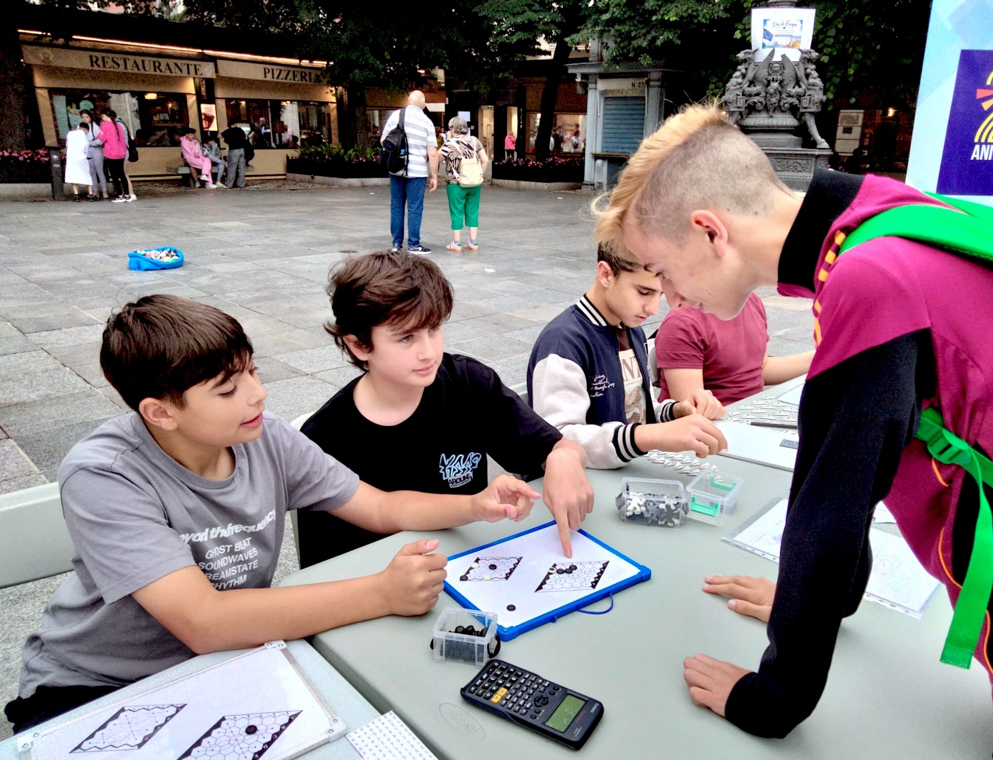Juegos matemáticos en la plaza de Bib-Rambla.