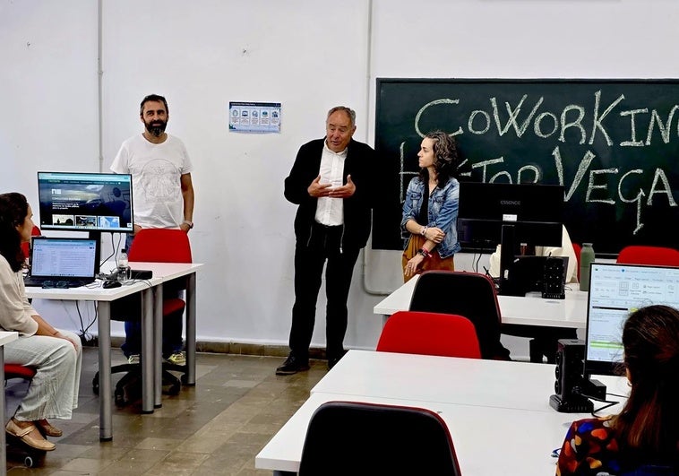 Mario del Paso y Olga Calvente visitan el 'coworking' municipal.