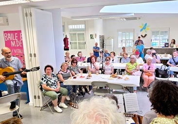 La actividad ‘Desayuno con musicoterapia’, en el Hogar del Pensionista.