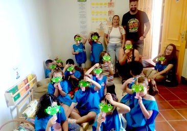 El alumnado de 5 años, en la ‘bebeteca’ de la biblioteca.