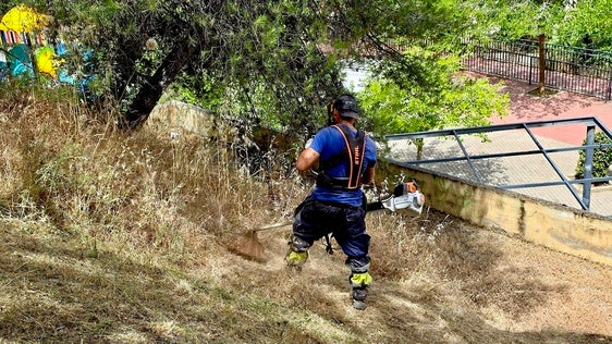 Huétor Vega intensifica la limpieza y el arreglo de sus jardines con un plan de choque