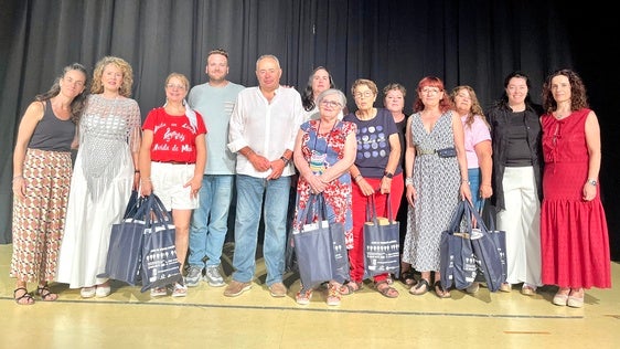 Los talleres municipales de Huétor Vega exponen sus trabajos en el acto de clausura
