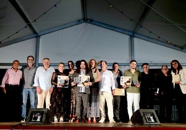 Los premiados, en el escenario de la carpa de Huerta Cercada.