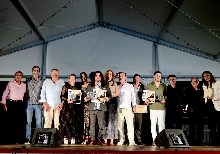 Los premiados, en el escenario de la carpa de Huerta Cercada.