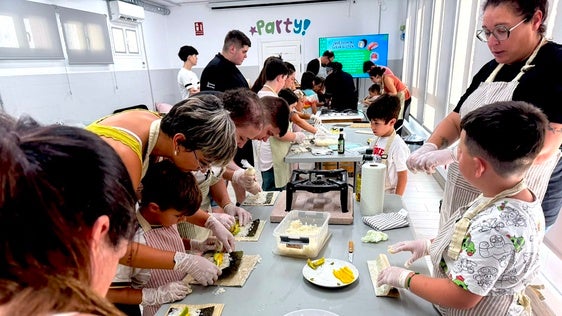 Jóvenes y mayores aprenden en Huétor Vega los secretos de la comida asiática sin gluten