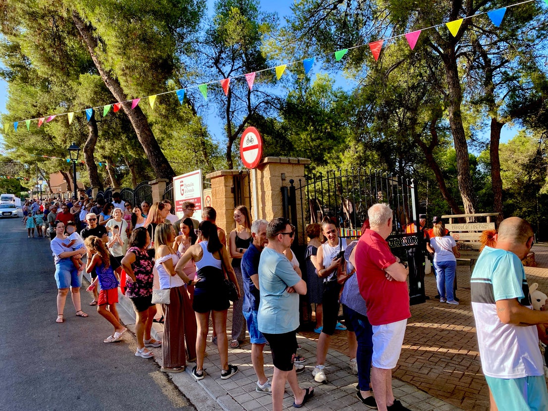 Desayuno popular en Huétor Vega: chocolate con churros a ritmo de charanga
