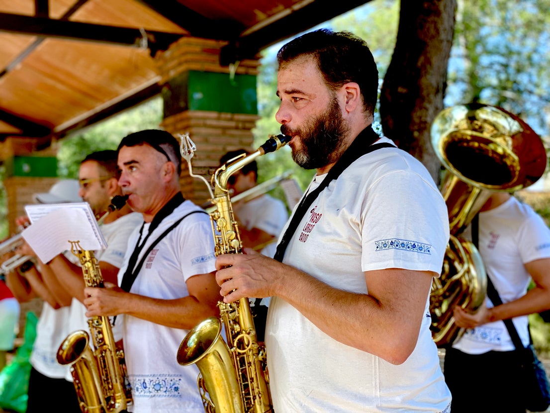 Desayuno popular en Huétor Vega: chocolate con churros a ritmo de charanga