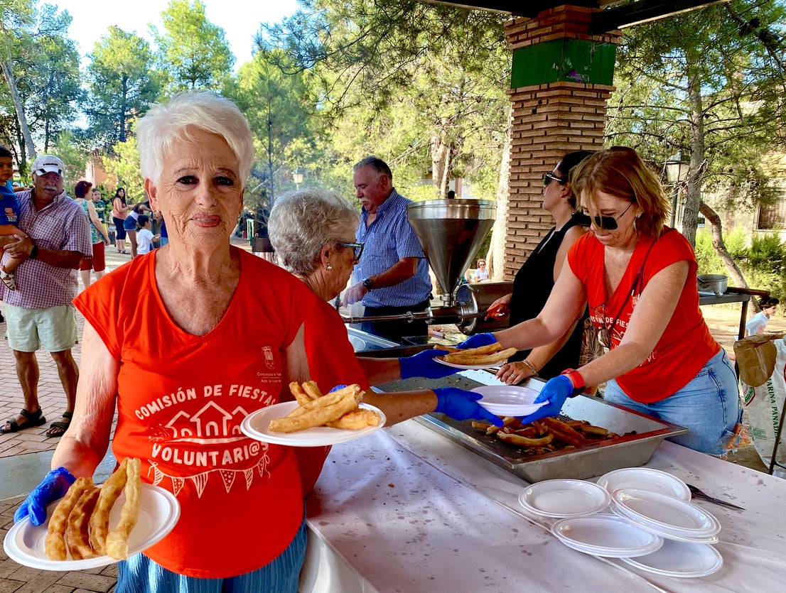Desayuno popular en Huétor Vega: chocolate con churros a ritmo de charanga