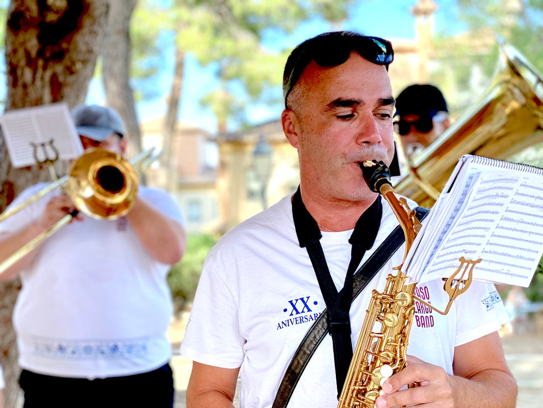 Desayuno popular en Huétor Vega: chocolate con churros a ritmo de charanga