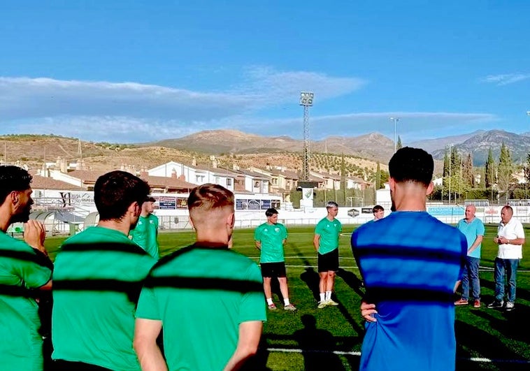 El presidente y el alcalde de Huétor Vega visitan a la plantilla en el arranque de los entrenamientos.