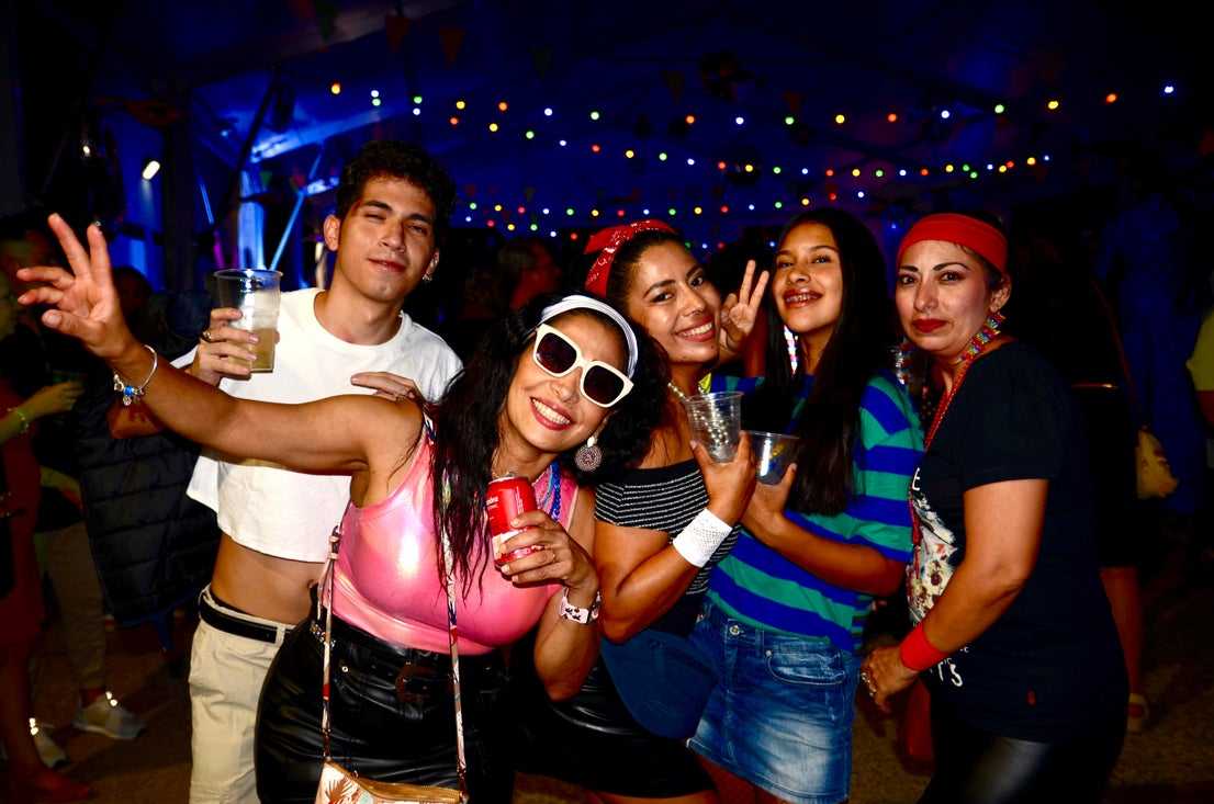 Fiesta Ochentera en Huétor Vega: rímel, tupés y lentejuelas