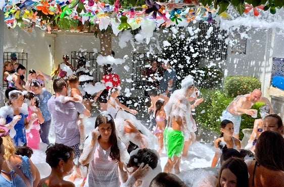 Un Huétor Vega húmedo disfruta a lo grande en la fiesta de la espuma y el agua