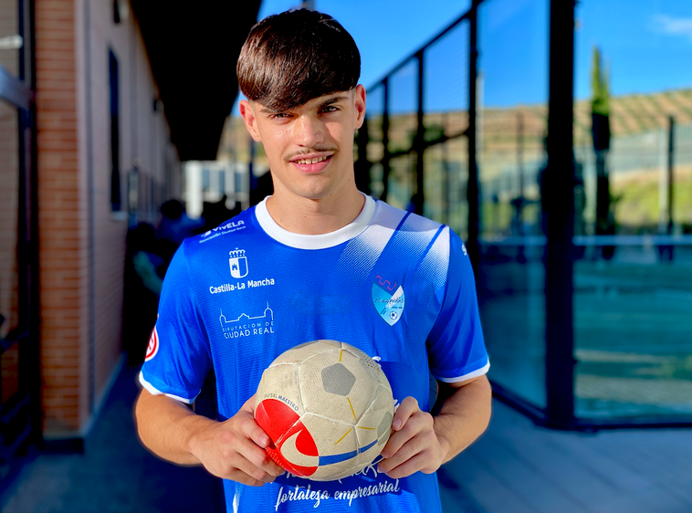 Víctor Robles, con la camiseta de su futuro equipo y un balón de fútbol sala en las manos, en las instalaciones del pabellón de Huétor Vega.