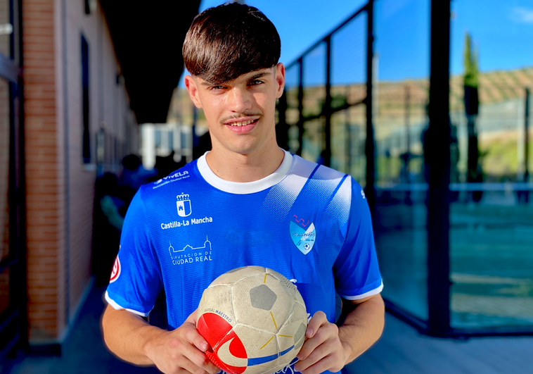 Víctor Robles, con la camiseta de su futuro equipo y un balón de fútbol sala en las manos, en las instalaciones del pabellón de Huétor Vega.