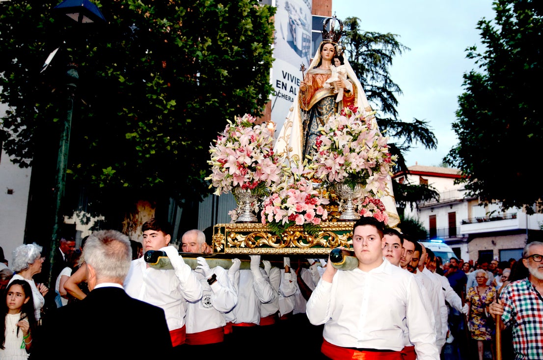 La emocionante procesión de San Roque y la Virgen del Rosario en Huétor Vega
