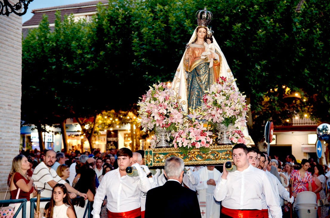 La emocionante procesión de San Roque y la Virgen del Rosario en Huétor Vega