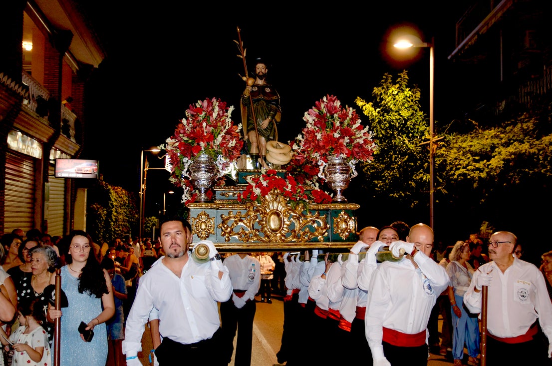 La emocionante procesión de San Roque y la Virgen del Rosario en Huétor Vega