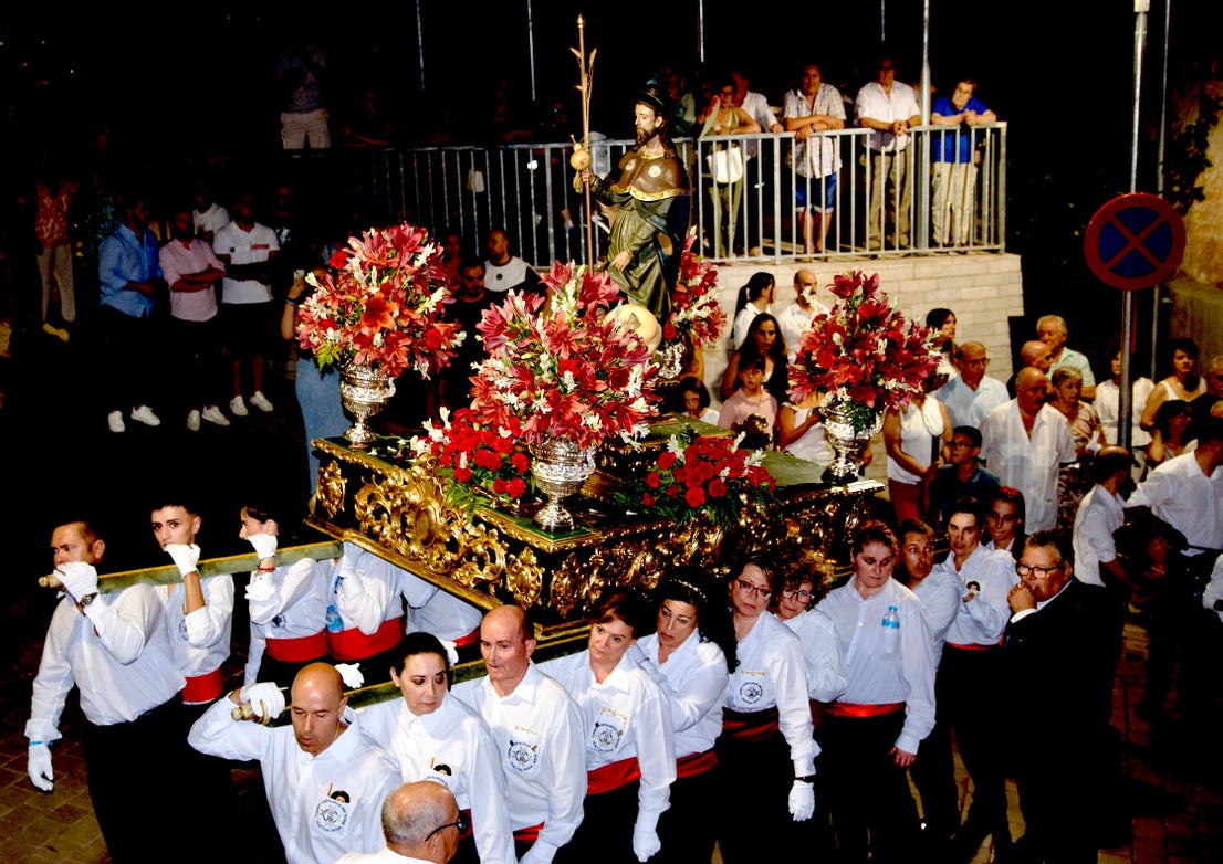 La emocionante procesión de San Roque y la Virgen del Rosario en Huétor Vega
