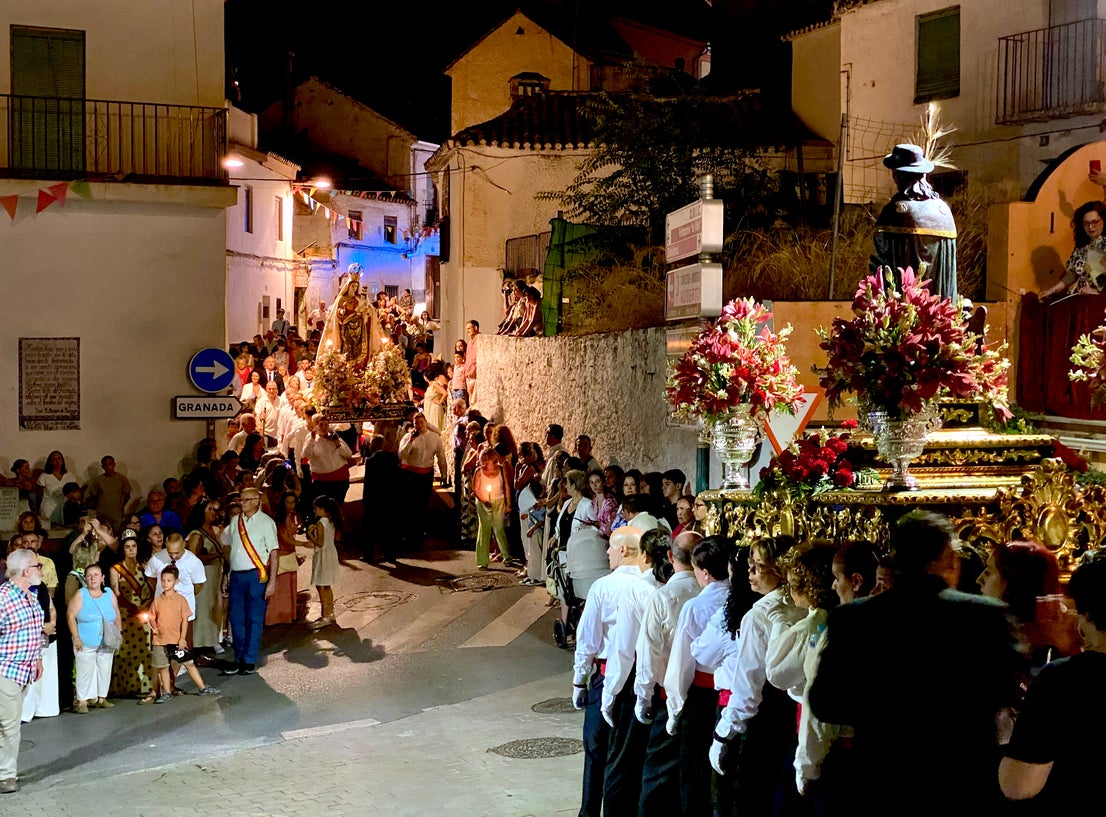 La emocionante procesión de San Roque y la Virgen del Rosario en Huétor Vega