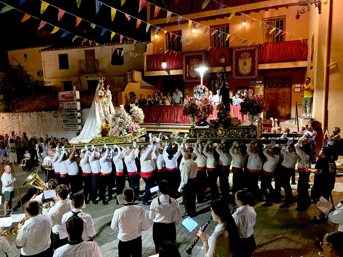 La emocionante procesión de San Roque y la Virgen del Rosario en Huétor Vega