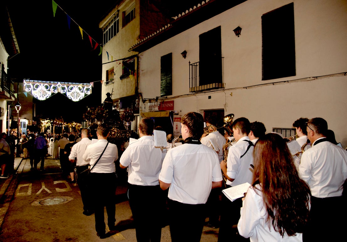 La emocionante procesión de San Roque y la Virgen del Rosario en Huétor Vega