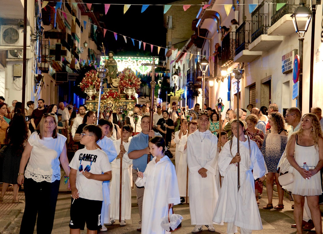 La emocionante procesión de San Roque y la Virgen del Rosario en Huétor Vega