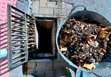 El Ayuntamiento de Huétor Vega inicia la limpieza de los imbornales