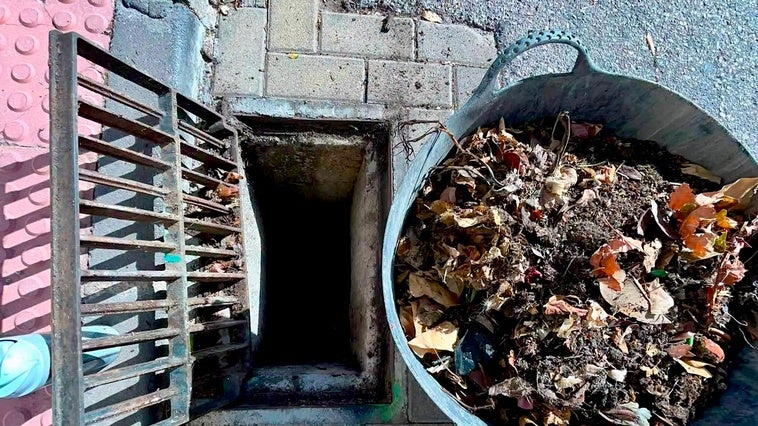 El Ayuntamiento de Huétor Vega inicia la limpieza de los imbornales