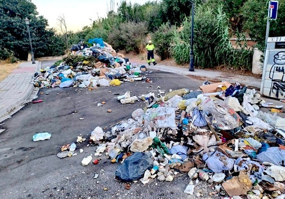 La rápida actuación del conductor permitió volcar los residuos en la zona de calle Guajira y Moraleda.