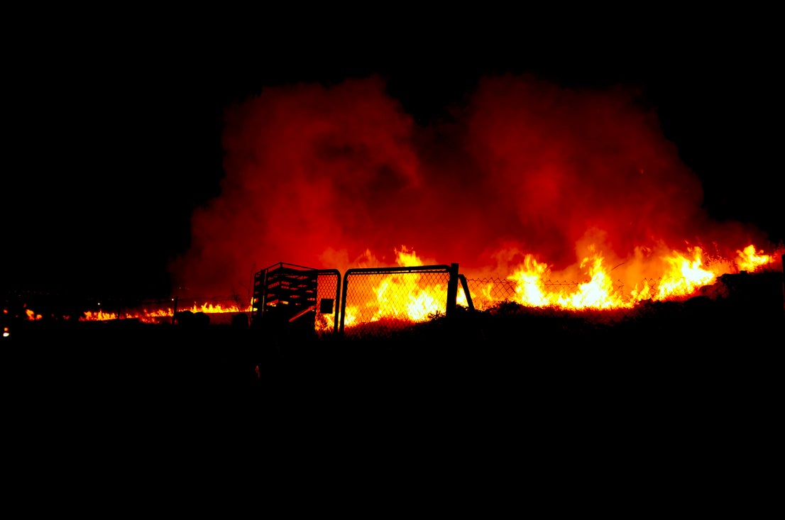 Así fue el incendio junto al Monte Vélez en Huétor Vega en las fiestas de San Miguel
