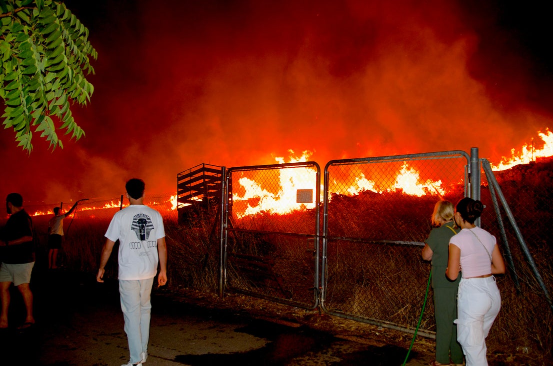 Así fue el incendio junto al Monte Vélez en Huétor Vega en las fiestas de San Miguel