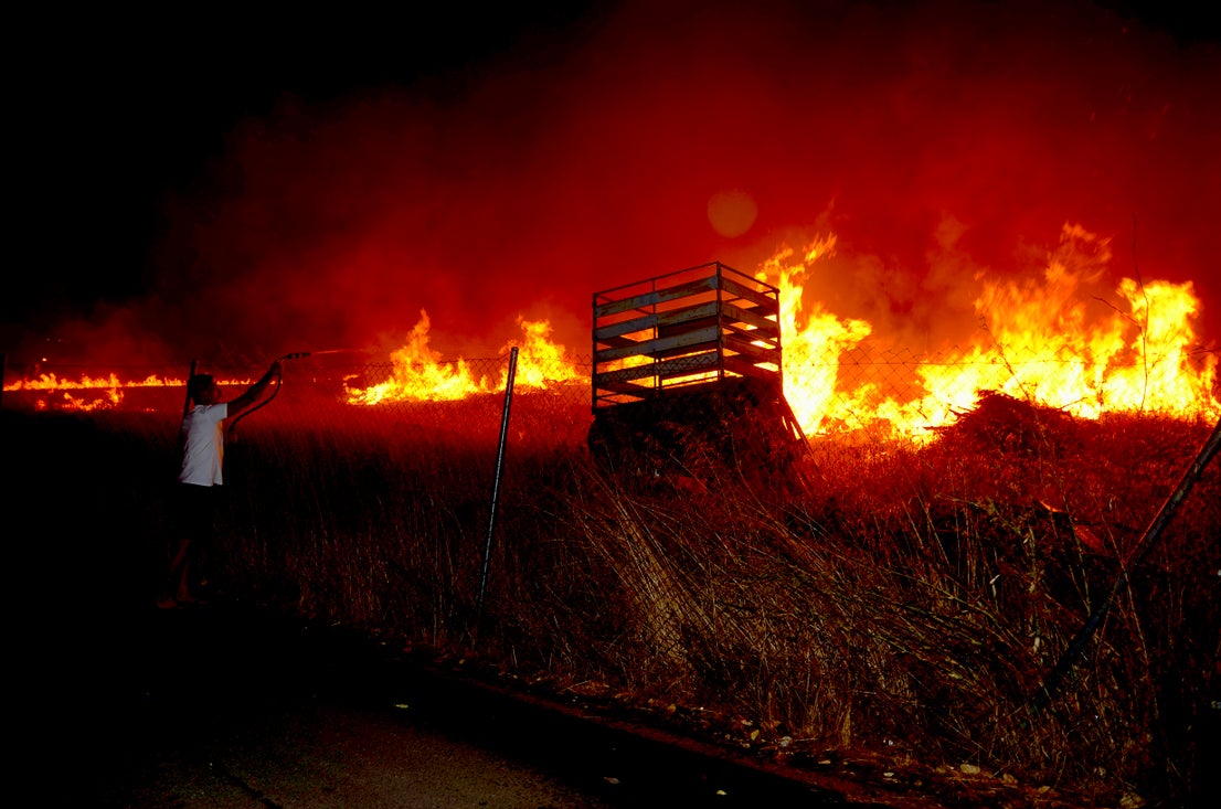 Así fue el incendio junto al Monte Vélez en Huétor Vega en las fiestas de San Miguel