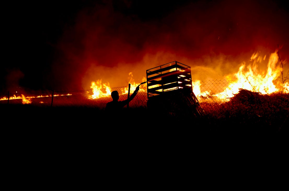 Así fue el incendio junto al Monte Vélez en Huétor Vega en las fiestas de San Miguel