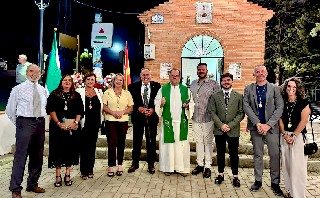 San Miguel saca a su patrón por las calles de Huétor Vega
