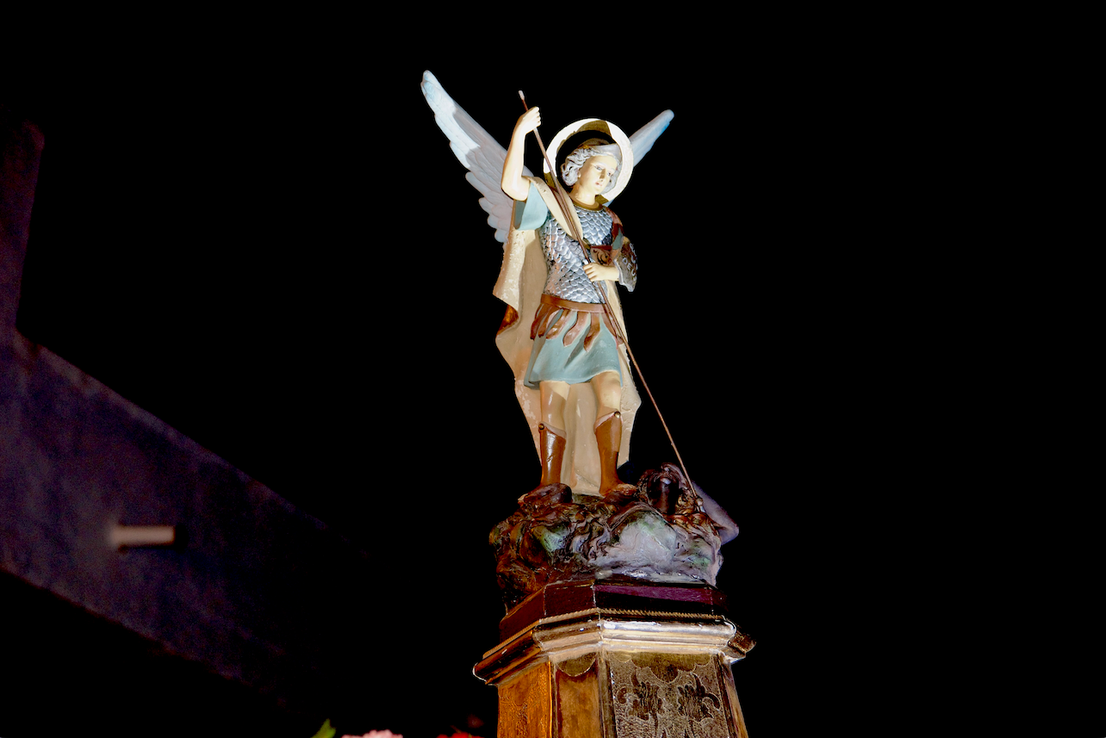 San Miguel saca a su patrón por las calles de Huétor Vega
