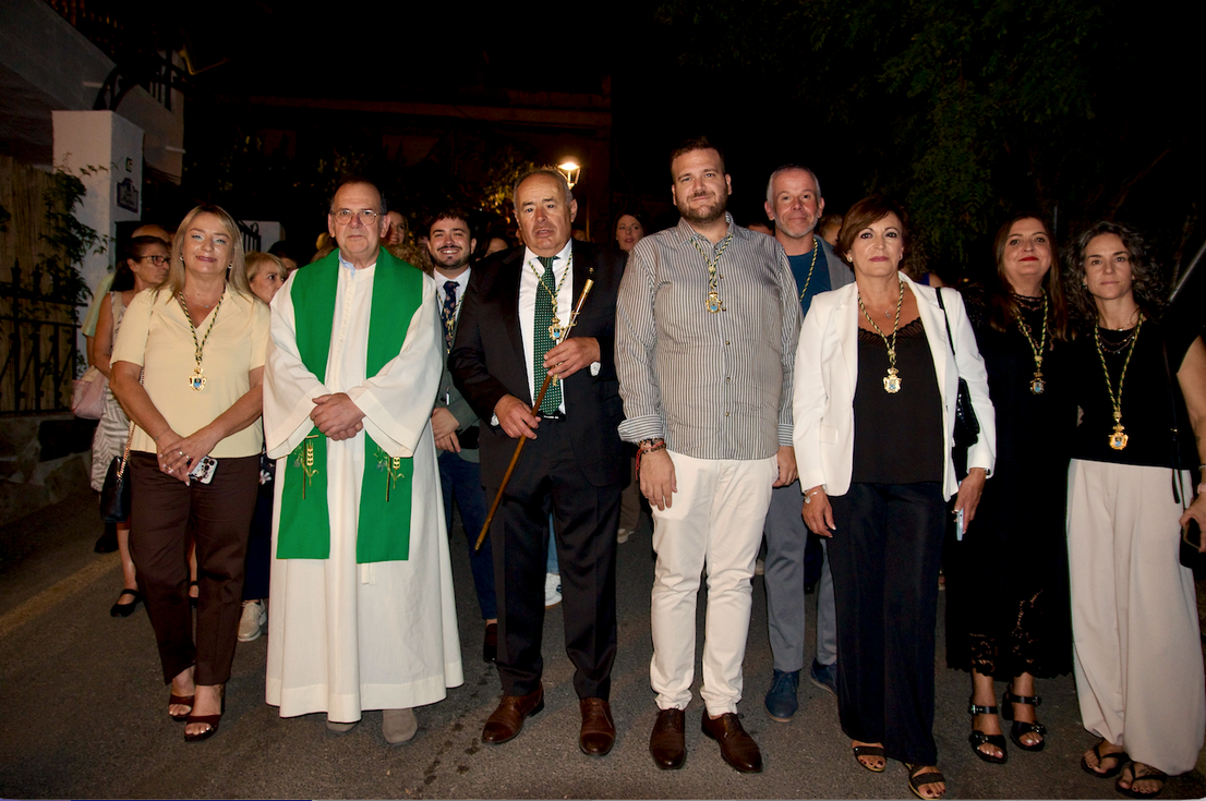San Miguel saca a su patrón por las calles de Huétor Vega
