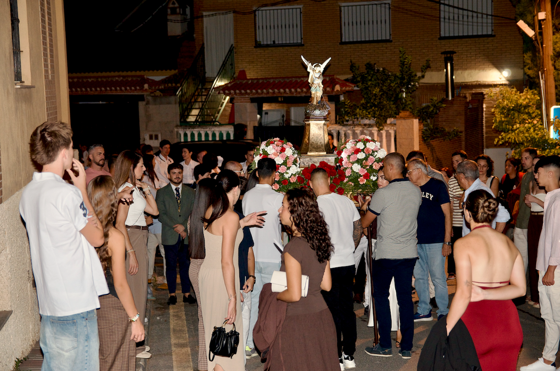 San Miguel saca a su patrón por las calles de Huétor Vega