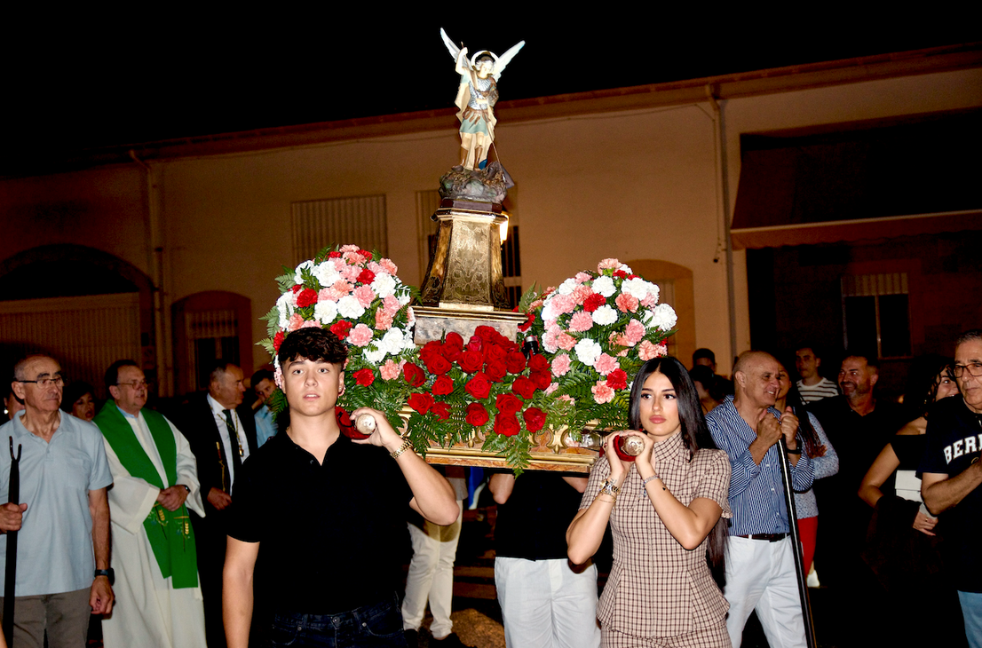 San Miguel saca a su patrón por las calles de Huétor Vega