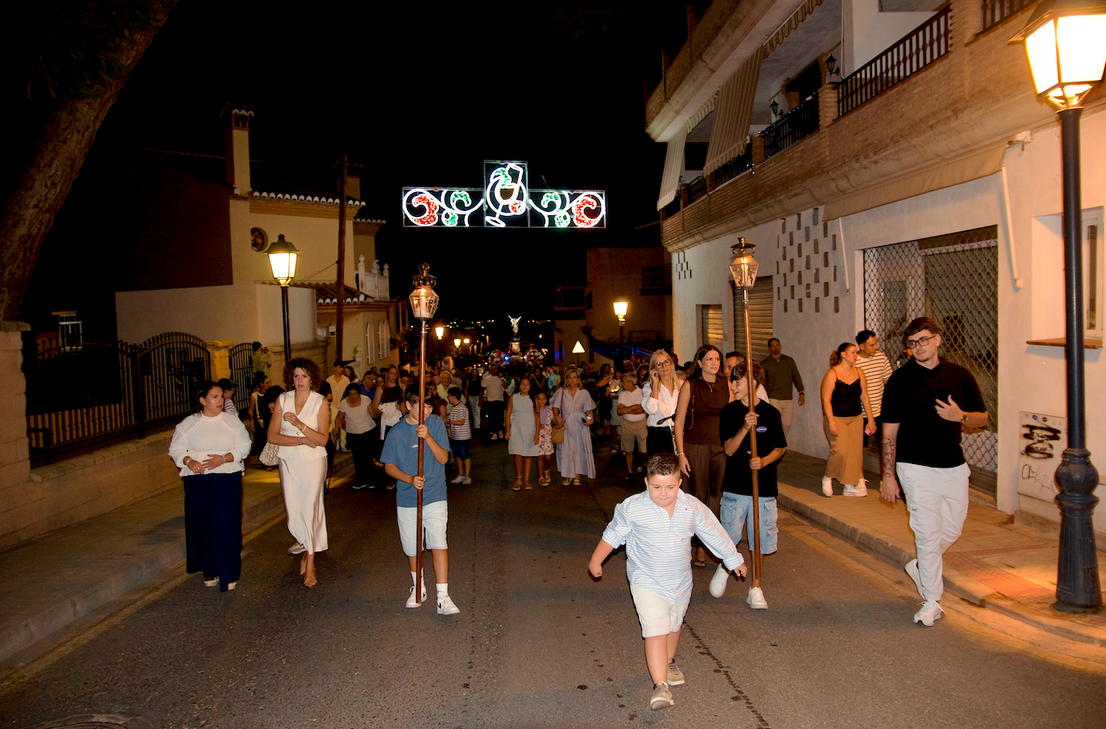 San Miguel saca a su patrón por las calles de Huétor Vega