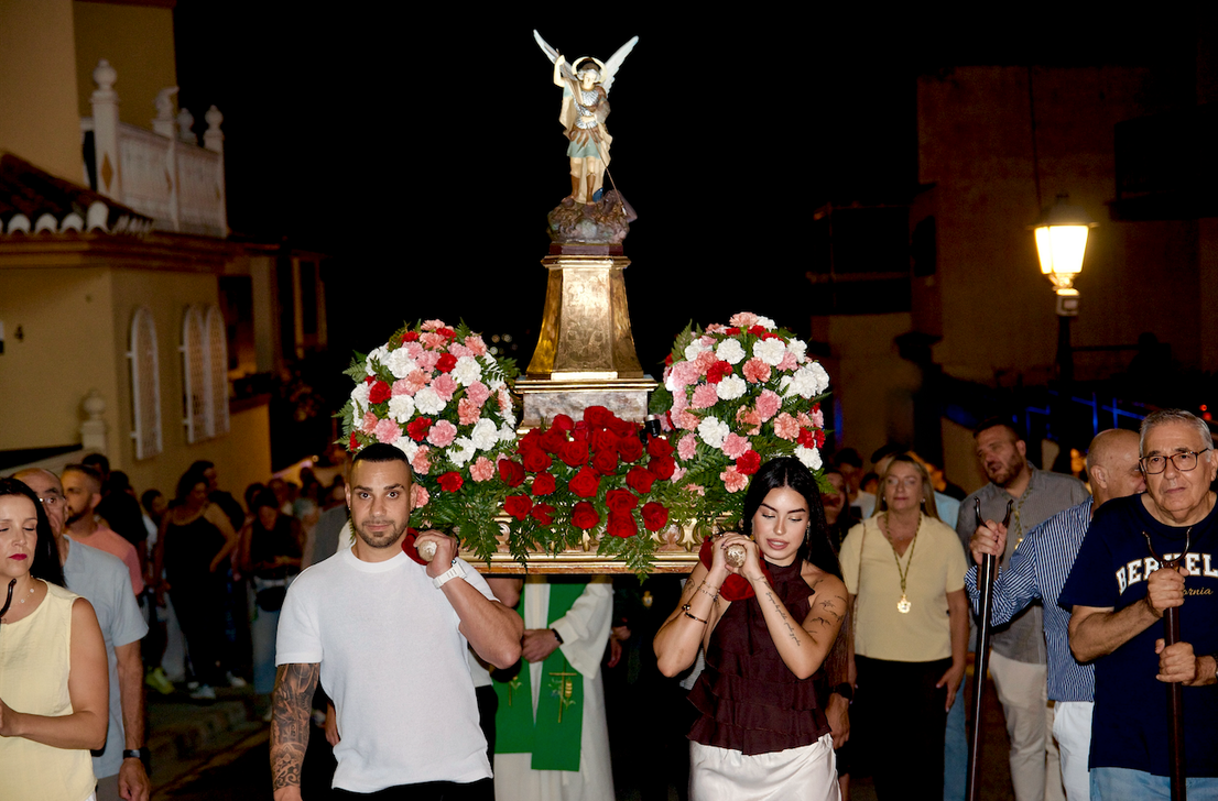 San Miguel saca a su patrón por las calles de Huétor Vega